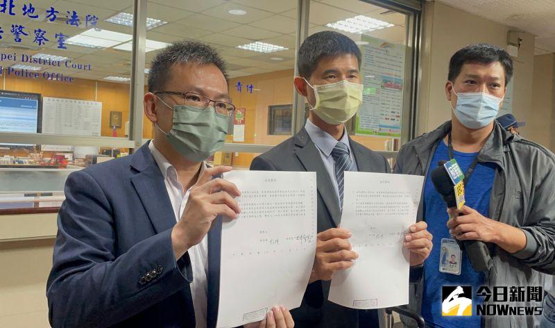 ▲余正煌及林智堅委任律師手拿調解成立聲明（圖／記者潘千詩攝，2023.06.09）
