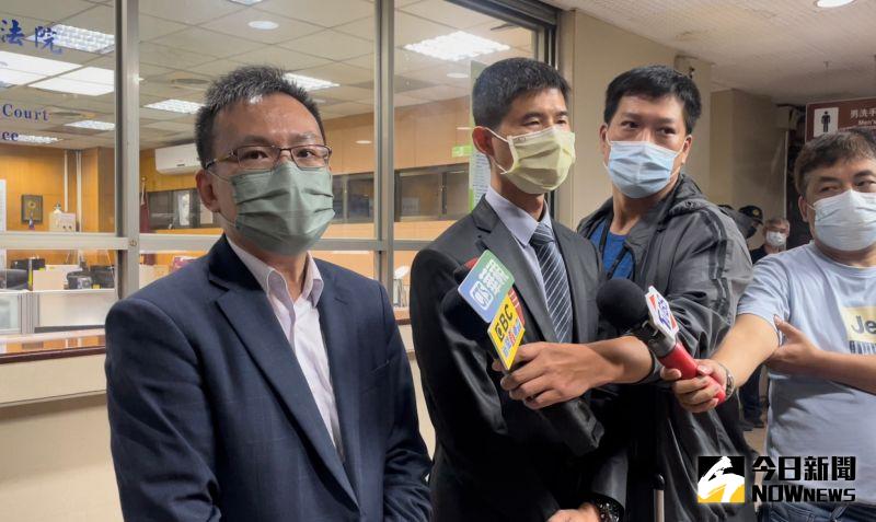 ▲余正煌委任律師吳俊達、林智堅委任律師胡中瑋（圖／記者潘千詩攝，2023.06.09）
