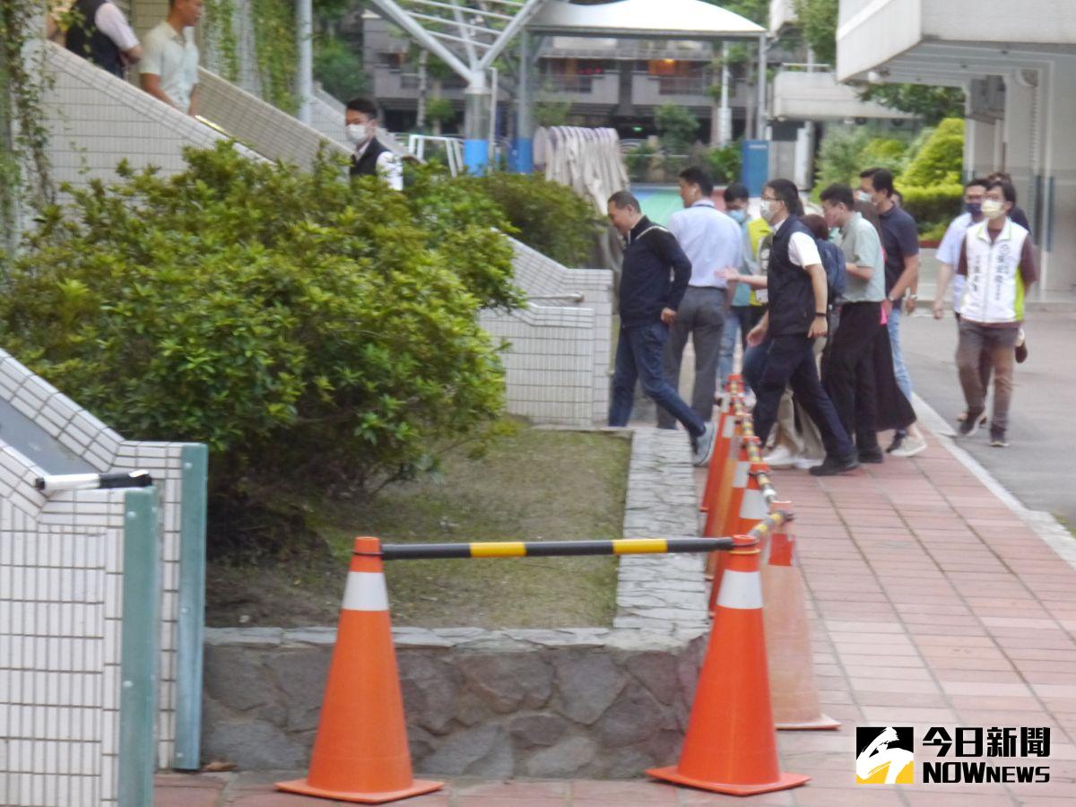 ▲侯友宜傍晚現身板橋幼兒園教師涉餵學童毒藥案一對一家長說明會會場。（圖 ／記者吳嘉億攝，2023.06.09）