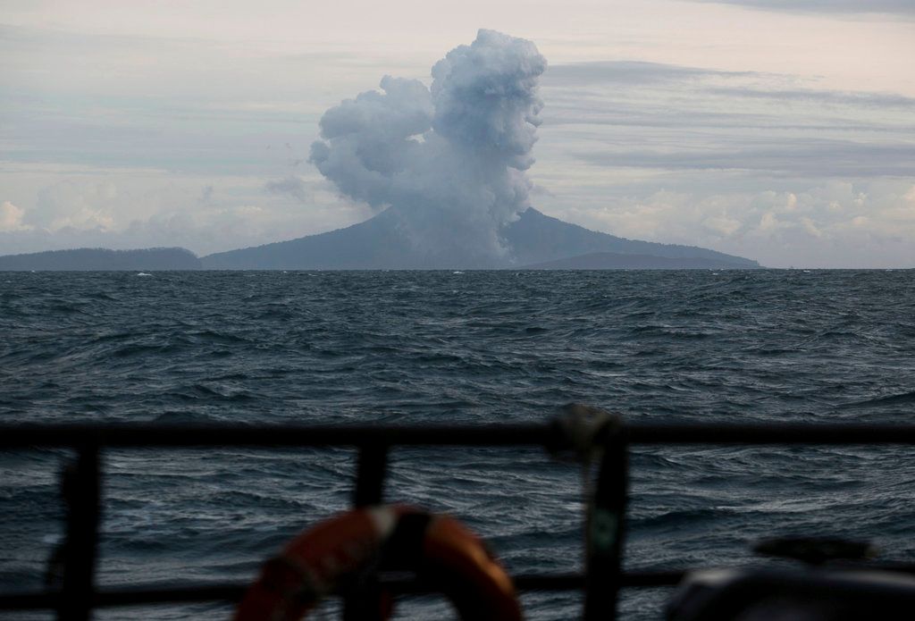 ▲印尼喀拉喀托之子（Anak Krakatoa）火山今天爆發，當地官員說，火山噴發出的濃煙高度達到3公里。目前沒有任何傷亡報告。資料照片。（圖／美聯社／達志影像）