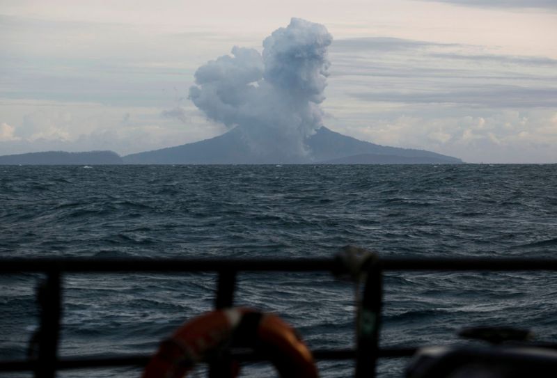 ▲印尼喀拉喀托之子（Anak Krakatoa）火山今天爆發，當地官員說，火山噴發出的濃煙高度達到3公里。目前沒有任何傷亡報告。資料照片。（圖／美聯社／達志影像）