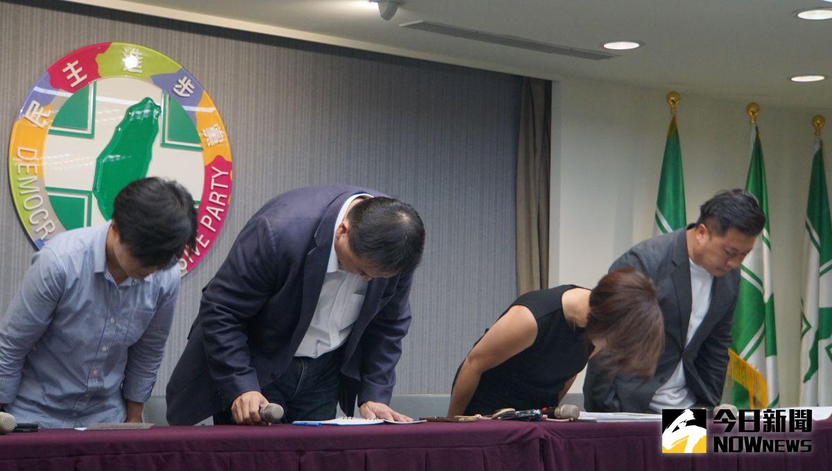 ▲民進黨秘書長許立明率黨部幹部就性騷案致歉。（圖／記者呂炯昌攝）