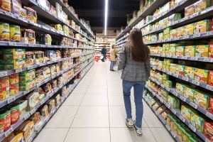 原物料沒那麼貴！法國政府出面施壓　75家食品業者承諾降價
