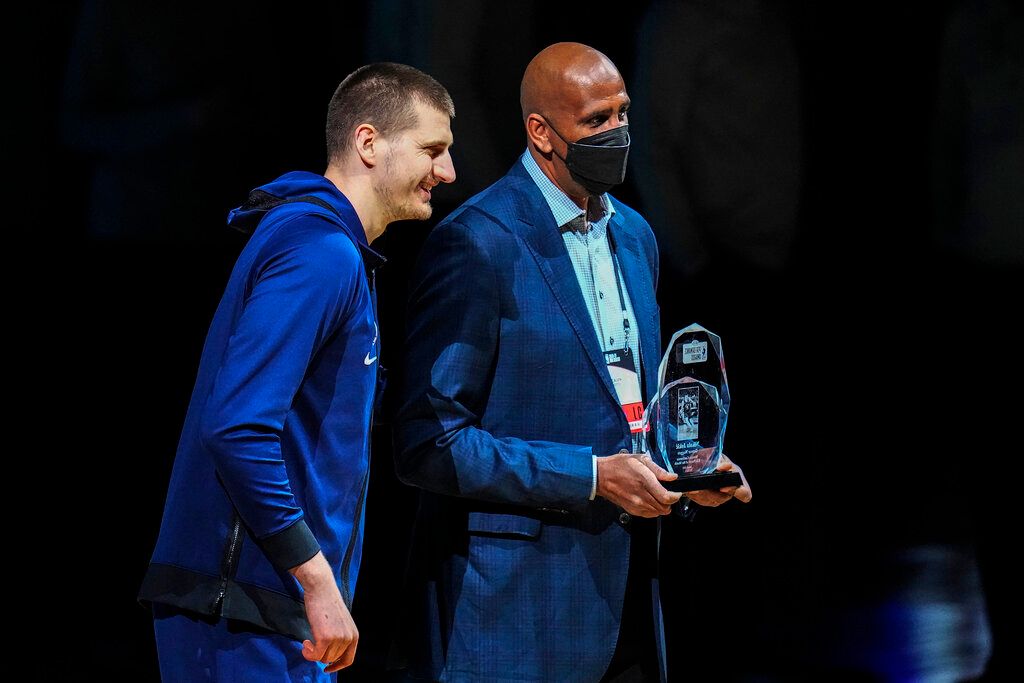 ▲金塊總經理Calvin Booth與陣中明星中鋒Nikola Jokic。（圖／美聯社／達志影像）