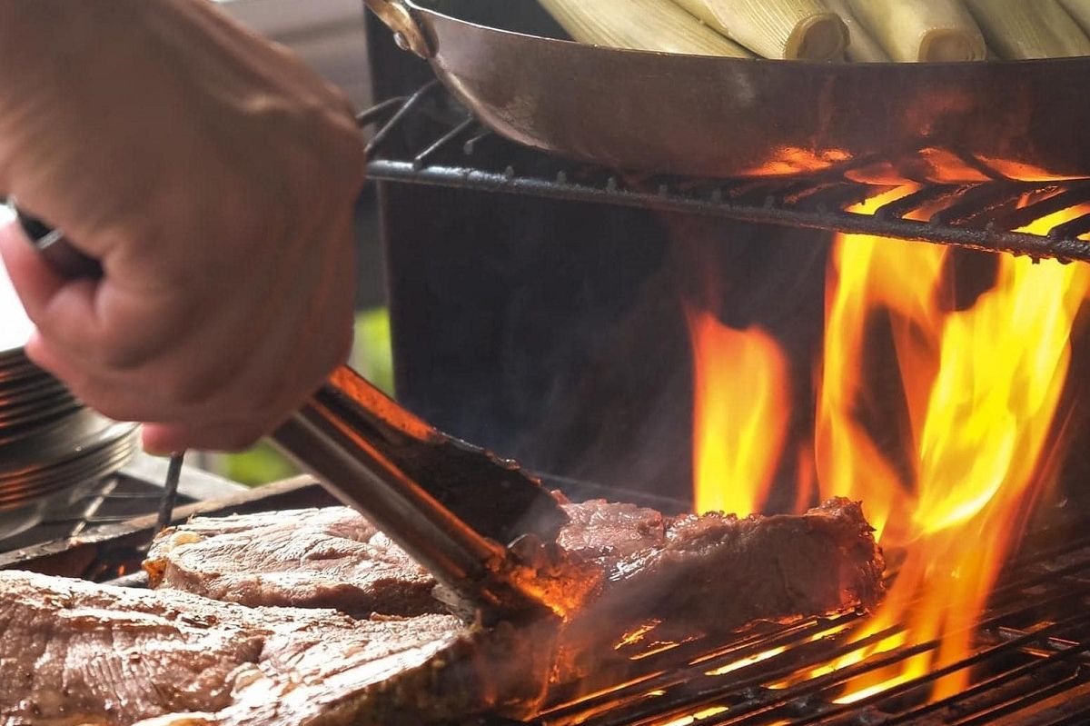 ▲感恩節吃大餐，民眾最愛烤雞、燒烤，國健署提醒勿暴飲暴食，吃肉建議「去皮、去油、去焦黑」。（圖／台北六福萬怡酒店提供）