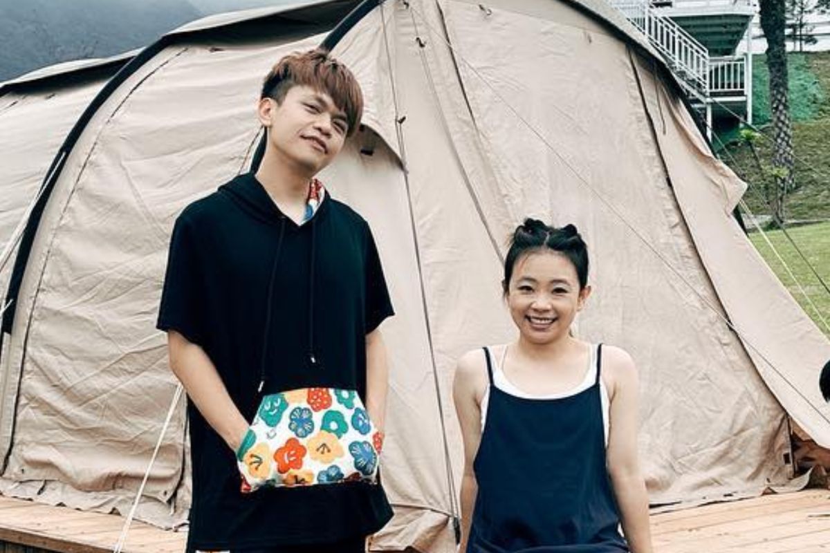 ▲蔡阿嘎（左）爆發爭議事件頻道尚未更新，妻子二伯發文透露近況。（圖 ／二伯IG）