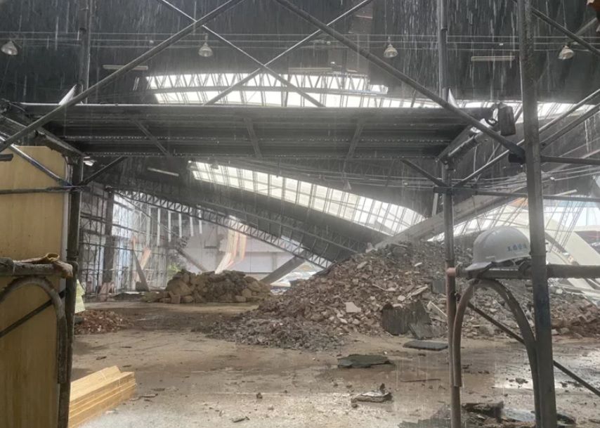 ▲基隆市民體育活動中心去年7月開工修繕，昨天拆除屋頂時整片屋頂崩塌，1名工人倉皇從吊車平台跳下幸僅輕傷。市府已勒令停工，12日將與技師會勘，確認安全無虞才准復工。（圖／翻攝畫面）  