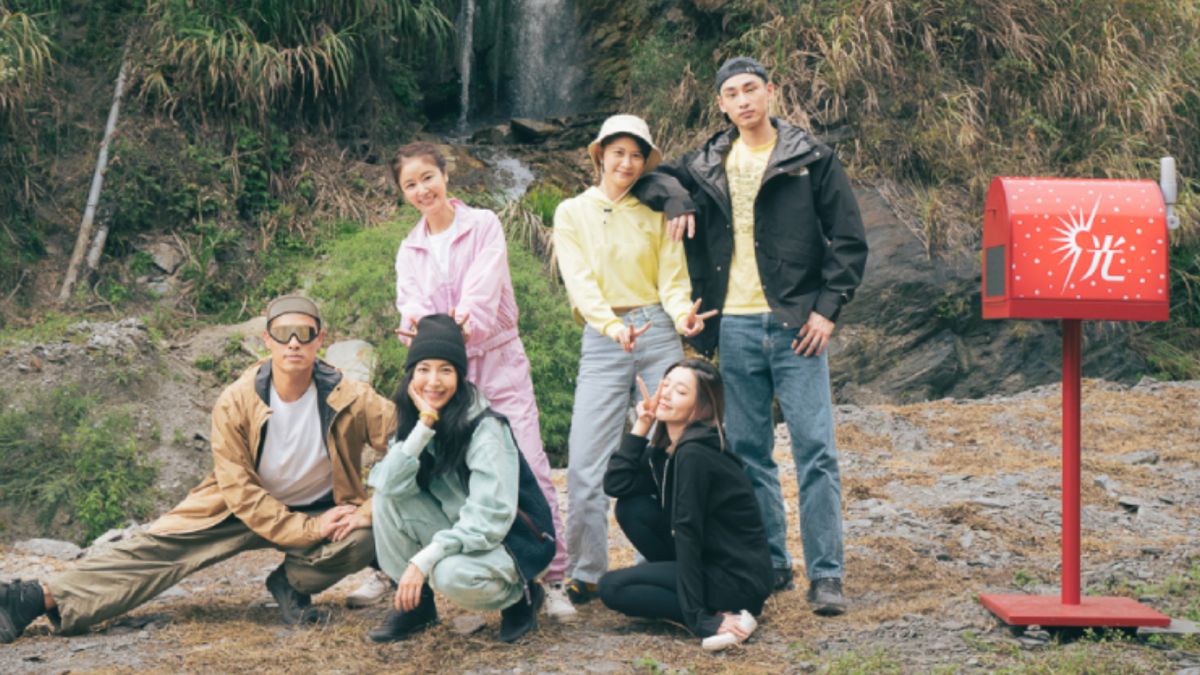 ▲林心如（後排左一）與好友們一同挑戰「無水無電」的野外露營，沒想到連廁所都沒有，必續自行組裝，讓她直呼：「我真的傻了！」（圖／TVBS提供）