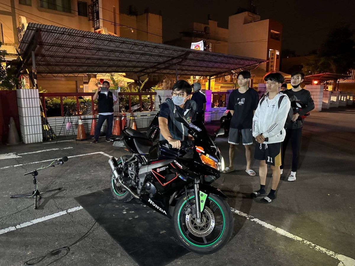 ▲環保署今（29）日修正發布違反噪音管制法案件裁罰基準，加倍夜間噪音車罰鍰。圖為台中市環警監聯合取締噪音車輛。（示意圖／台中市環保局提供）