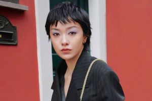 郭采潔「內衣滑到腰」大露美背　演唱太嗨陷走光危機
