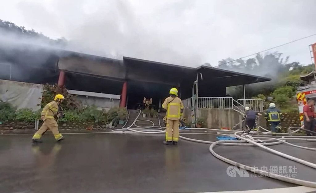▲台北市文山區老泉街附近一處宮廟在10日上午發生火警，警消獲報立即到場救援，住在廟內約60多歲男子陳屍屋內，救出時已無呼吸心跳、全身焦黑。（翻攝畫面）