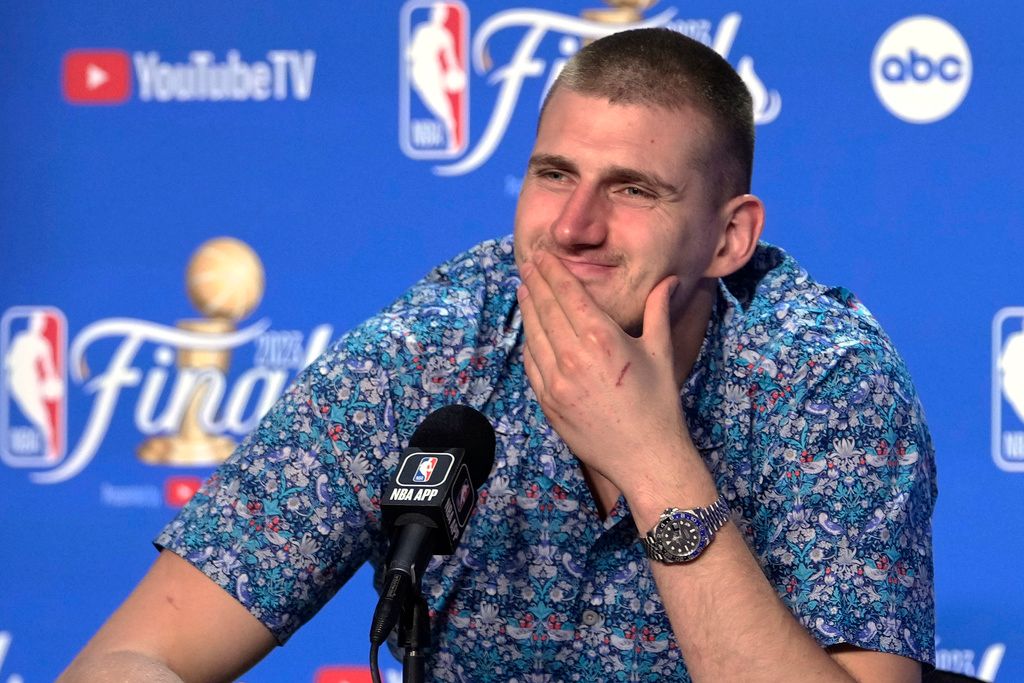 ▲Bruce Brown在比賽中投進一記後撤步三分球，金塊當家中鋒Nikola Jokic賽後的反應很真實，直言自己當下想要揍人。（圖／美聯社／達志影像）