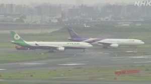 因為擦撞,長榮航空和泰航客機一度停在跑道上,羽田機場4條跑道中的A跑道也因此關閉。(圖/翻攝NHK) ▲因為擦撞,長榮航空和泰航客機一度停在跑道上,羽田機場4條跑道中的A跑道也因此關閉。(圖/翻攝NHK)