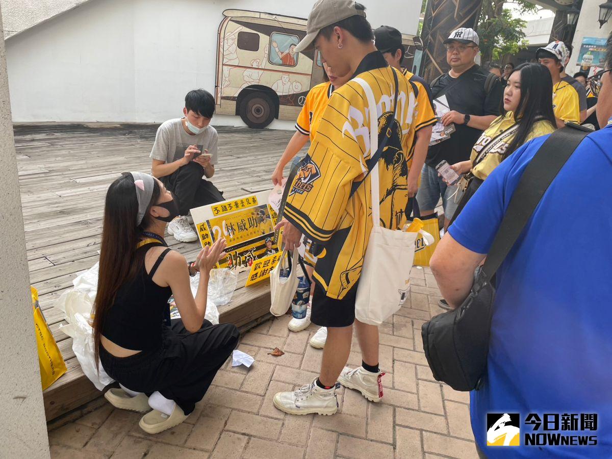 ▲中信兄弟球迷自發性製作林威助標語，感謝林威助的付出。（圖／吳政紘攝）