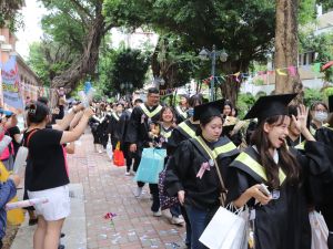 中華醫大畢典2155位畢業生揮別校園 國際生親友團來台獻祝福
