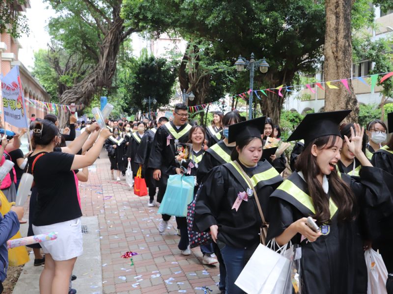 ▲中華醫大畢業典禮全體畢業生循往例校園巡禮，師長及學弟妹夾道歡呼送祝福（圖／記者張振興攝，2023,06,10）