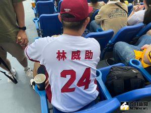 中職/林威助轉戰樂天?球迷自製球衣「希望是先知」