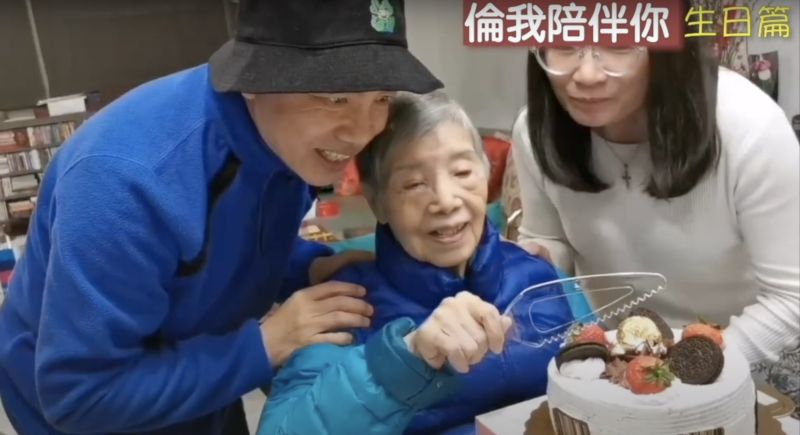 ▲金鐘獎主持人陳凱倫（左）95歲母親（中）逝世，他跪病床前對視最後1分鐘淚別。（圖／翻攝自陳凱倫YouTube）