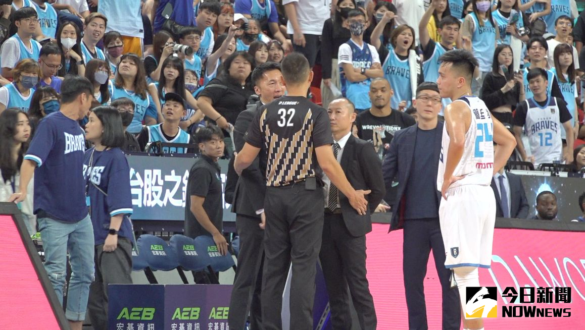 ▲總冠軍賽G4比賽中出現爭議判決，比賽中場邊球迷曾因不滿哨聲，而從座位上朝場中扔東西，做出不好的示範。（圖／吳忠育攝）