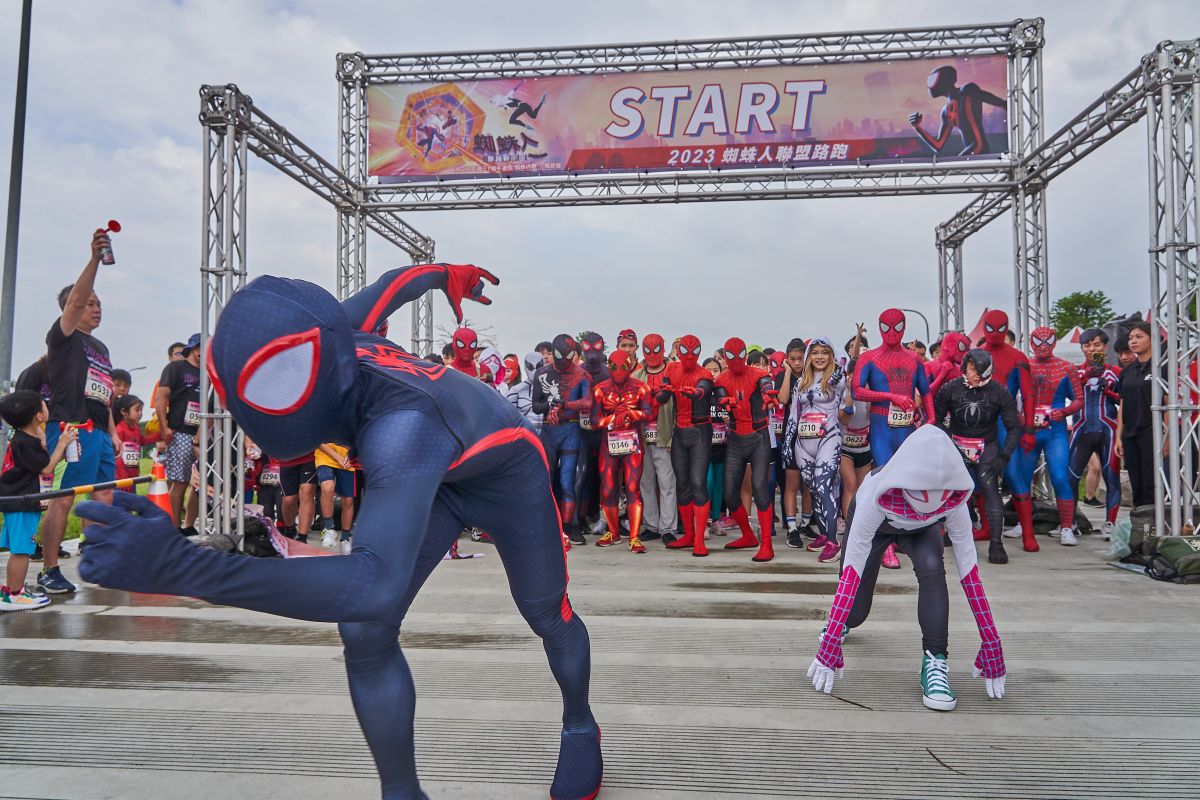 ▲「2023蜘蛛人聯盟路跑」，千名《蜘蛛人》齊聚大玩「蜘蛛人互指」迷因哏。（圖／索尼）