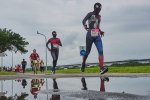 ▲跑者們用心角色扮演參加「2023蜘蛛人聯盟路跑」。（圖／索尼）