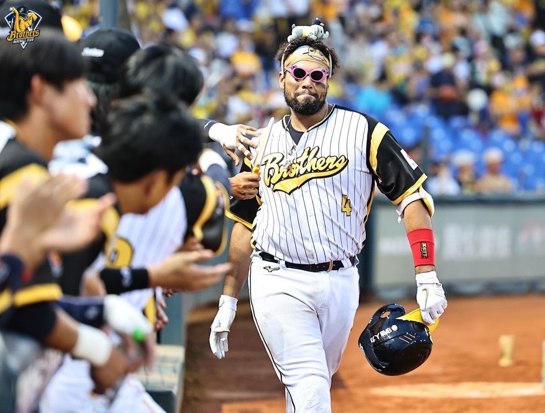 ▲中信兄弟福來喜開轟後，搞笑跟隊友慶賀。（圖／兄弟提供）