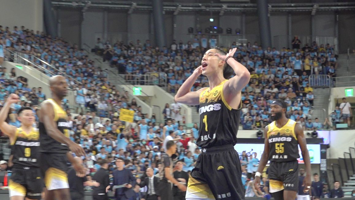 ▲在球迷丟水瓶事件後，新北國王後衛林書緯挑釁球迷，並在賽後表示自己是為了保護隊友。（圖／吳忠育攝）