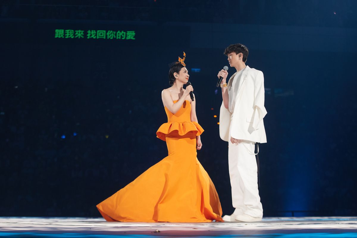 ▲張清芳（左）罕見公開17歲帥兒Nathan，還讓他登台獻唱，精湛歌喉完美遺傳媽媽。（圖／上引娛樂提供）