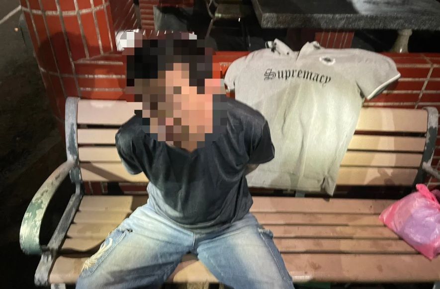 ▲10日下午，位於台北市北投區的「關渡鹹粥」，發生一起槍擊命案，店內越南籍43歲的潘姓老闆娘，遭50歲的周姓男熟客開槍射殺、送醫不治，11日凌晨2時許，於新北市林口、八里一帶某宮廟，逮捕涉案的周男。（圖／翻攝畫面） 