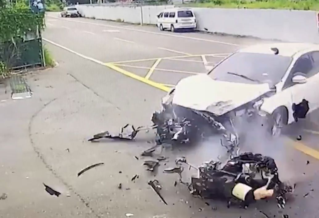 ▲陳姓男子駕駛白色自小客車，遭橫向直行的黑色休旅車衝撞，導致引擎當場噴出、車頭全毀，駕駛陳男全身多處擦挫傷。而肇事的黑色休旅車車主，竟然搭乘友人的車肇事逃逸。（圖／翻攝畫面） 