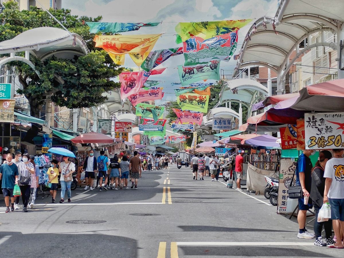 ▲高雄旗津的海產店林立，其中的「萬三小吃部」與「萬二小吃店」，因定價便宜成為名店，曾紅極一時，問當地人肯定幾乎知曉。（圖／記者葉盛耀攝）
