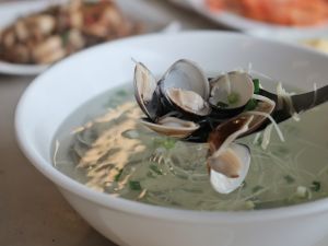▲蛤蜊湯的做法簡單，但是一碗公內卻用上滿滿蛤蜊。（圖／記者葉盛耀攝）