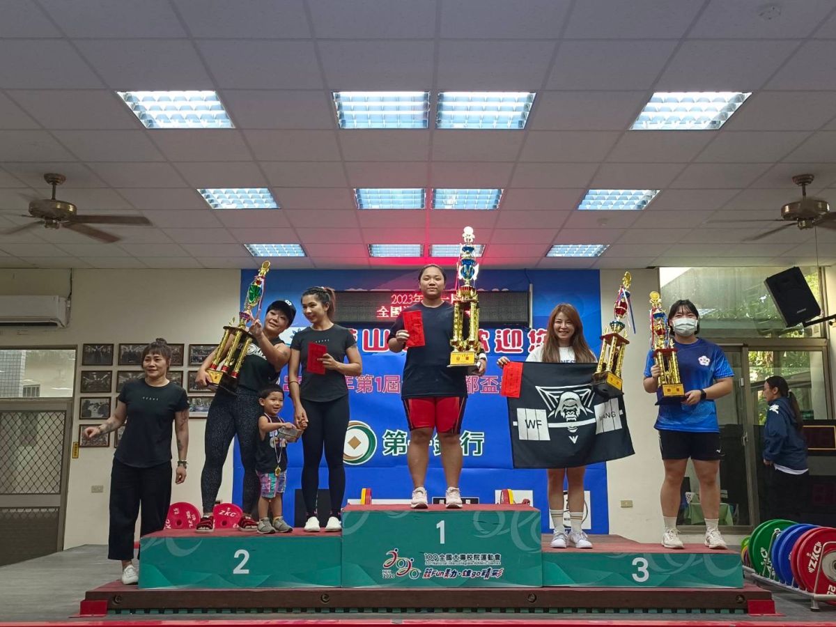 ▲港都盃舉重全國錦標賽81+級冠軍（中）大內舉重隊柯徐雅芸。官方提供