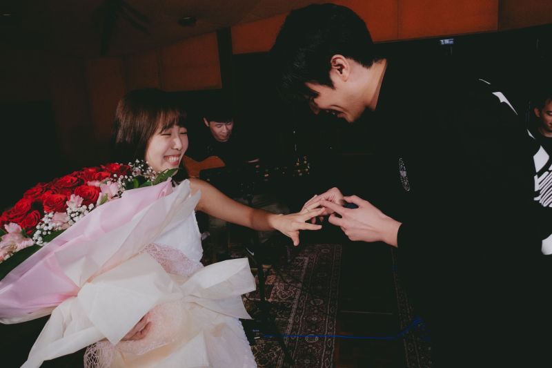 ▲魏妙如（左）男友黃昺翔突然在演唱會上拿著玫瑰花衝上台，驚喜向魏妙如求婚。（圖／天賦音樂提供）