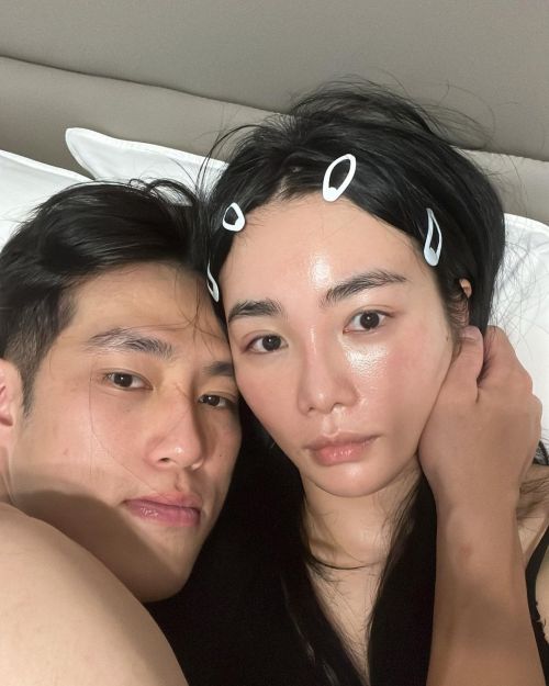 ▲舒子晨(右)首曬夫妻倆床照。(圖 /舒子晨IG) ▲舒子晨(右)首曬夫妻倆床照。(圖 /舒子晨IG)