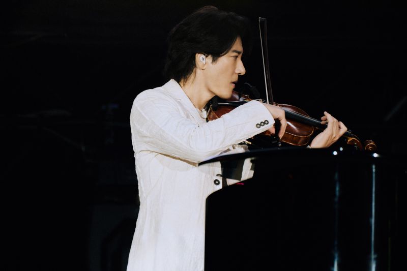 ▲王力宏在泰國曼谷演唱會拉小提琴，展現音樂才華，並特別感謝邱瓈寬協助，他2002年和邱瓈寬初次合作演唱會，將其視為貴人。（圖／寬魚國際提供）
