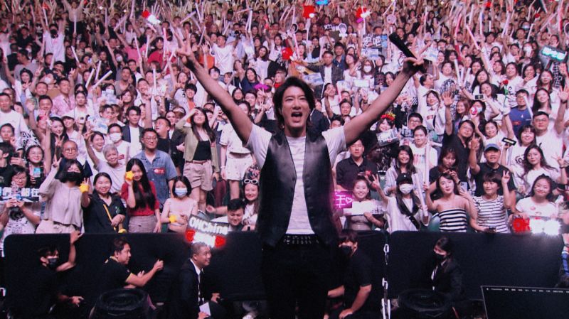 ▲王力宏在泰國演唱會和7500多位粉絲大合影，留下難忘的紀念。（圖／寬魚國際提供）