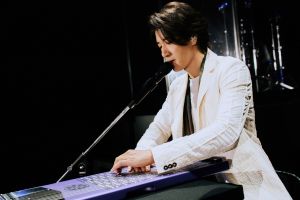 ▲王力宏在演唱會大秀新樂器「哈琶吉」。（圖／寬魚國際提供）