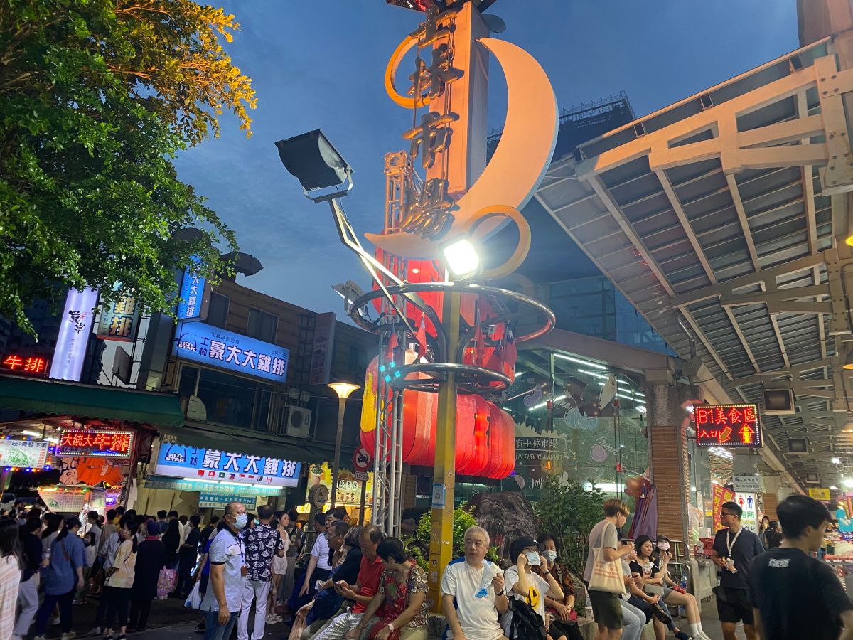 ▲士林夜市人潮回來了，估有往日榮景的六到七成。（圖／記者徐銘穗攝）