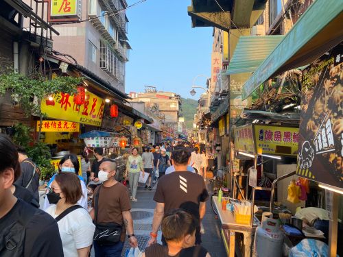 逢甲、士林夜市輸了！2025台灣商圈「聲量冠軍」曝　月吸142萬人
