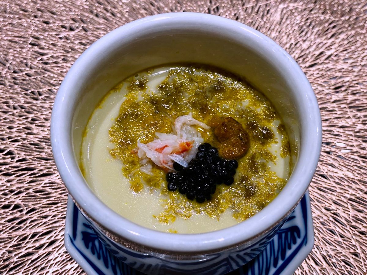 ▲「明水然・樂」主廚蔡杰宇，透露研究多年的滑嫩蒸蛋「完美比例」，還直指大家都用錯大同電鍋，一招破解月球表面，蒸蛋不再失誤。（圖／記者蕭涵云攝）