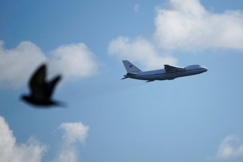 ▲加拿大總理杜魯道宣布將提供烏克蘭百億元的軍事補助外，扣押至今的俄羅斯貨機也將轉移給烏克蘭。一架An-124飛機從俄羅斯聖彼得堡機場起飛。（圖／美聯社／達志影像）