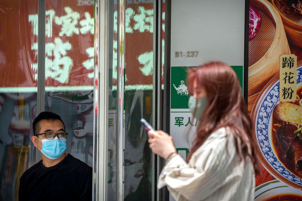 ▲在沉迷多年的網路社交後，中國年輕人近來流行「找搭子」，先透過網路找到互不熟悉但志同道合的「搭子」，再一同外出旅遊、吃美食、上健身房、購物甚至帶孩子遊玩，成為新興社交模式。（圖／美聯社／達志影像）