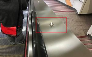 捷運手扶梯「卡整排尖尖的」！真實用途曝光　乘客狂讚長知識
