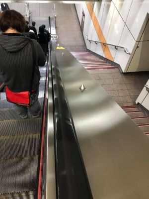 ▲網友搭捷運時發現手扶梯旁邊都有「尖尖的設施」，好奇作用為何。（圖/爆廢公社）
