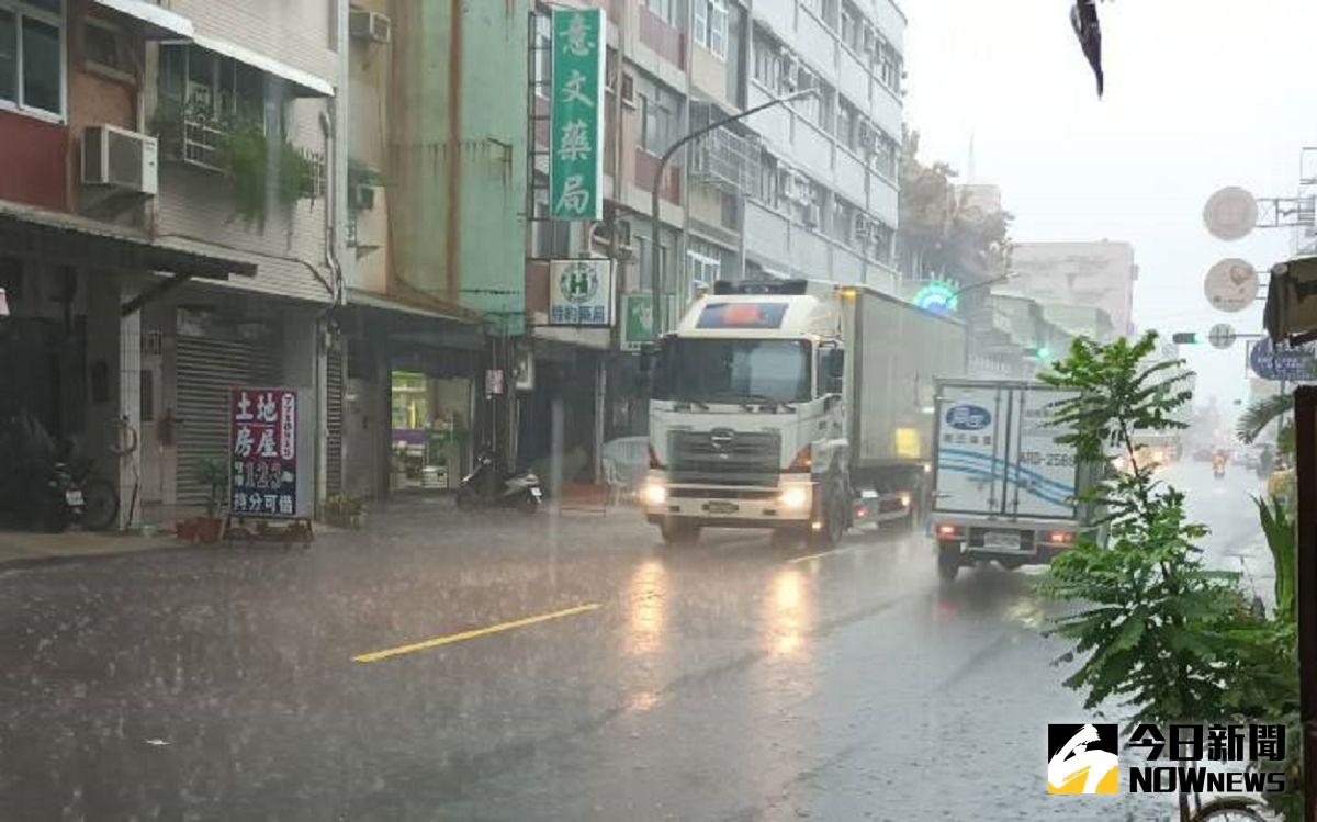 ▲高雄市從昨晚開始降雨，截至今天上午8時為止，已有多個行政區24小時累積雨量超過百毫米。市府水情中心三級開設應變，提醒民眾留意。（圖／記者郭凱杰攝）