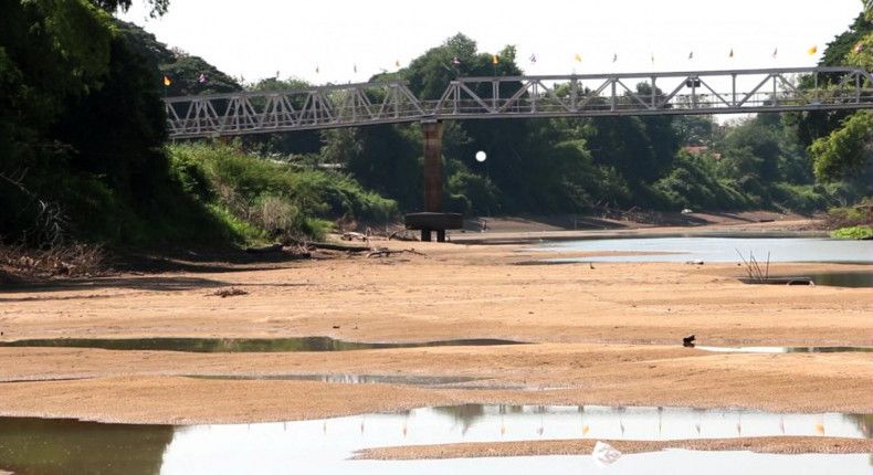 ▲泰國正面臨嚴重乾旱。圖為泰國北方Yom河的乾旱情況。（圖／翻攝自曼谷郵報）