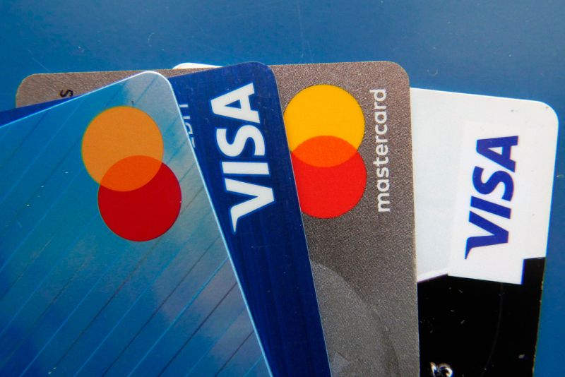 ▲國內純網銀LINE Bank推出首張信用卡，卻不是自己發卡，而是交由2家銀行發行聯名卡，也引發市場關注及揣測背後原因。（示意圖／美聯社／達志影像）