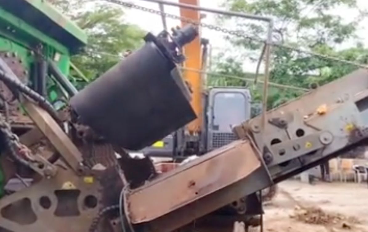 ▲新北市新莊清潔隊員，遭破碎機上面零件掉落砸傷，左腳骨折送醫。（圖／翻攝自記者爆料網）