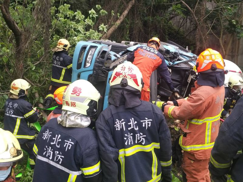 ▲一輛水泥預拌車，在國道3號北上中和交流道匝道出口翻落邊坡，王姓女駕駛送醫搶救仍宣告不治。（圖／翻攝畫面）